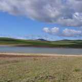 Il cielo con qualche sporadica nuvola e l�acqua che pare quasi immota, meriterebbero davvero i versi di William Wordsworth e degli altri �poeti del lago�